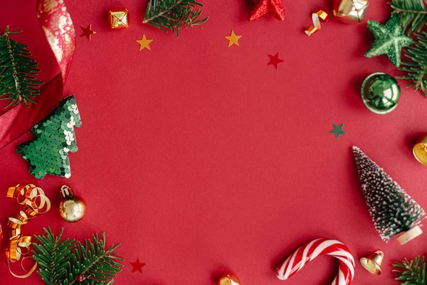Moderno Piso Navidad Elegantes Adornos Navidad Ramas Abeto Árbol Confeti — Foto de Stock