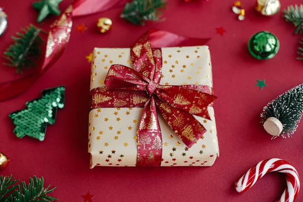 Boldog Karácsonyt Kellemes Ünnepeket Stílusos Karácsonyi Ajándék Fenyő Ágak Cukornád — Stock Fotó