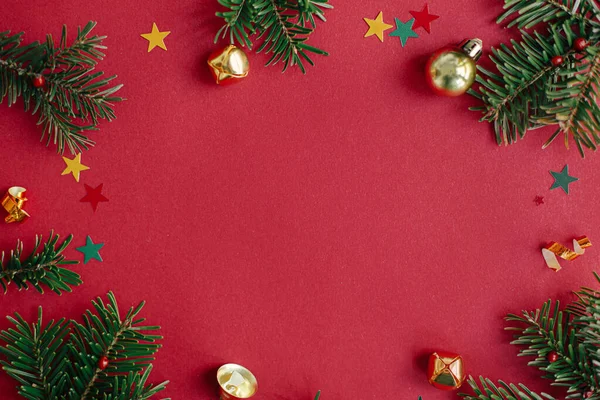 现代圣诞节平躺在地上 色彩艳丽的圣诞节灌木 冷杉枝条和红色背景的彩霞花纹框架 季节性贺卡模板 文字空间 圣诞快乐及节日快乐 — 图库照片