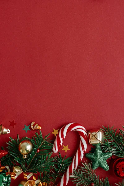 Μοντέρνο Χριστουγεννιάτικο Διαμέρισμα Κομψά Χριστουγεννιάτικα Μπιχλιμπίδια Κλαδιά Ελάτης Κομφετί Και — Φωτογραφία Αρχείου