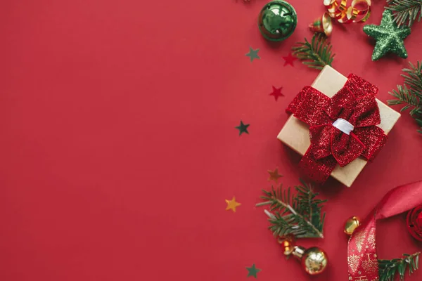 Frohe Weihnachten Moderne Weihnachtsplatten Lagen Bereit Stilvolles Weihnachtsgeschenk Christbaumkugeln Tannenzweige — Stockfoto