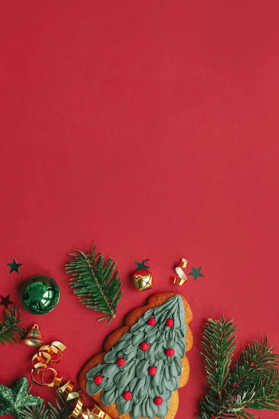 现代圣诞节平躺在地上 古色古香的圣诞树饼干 枞树枝条 红色背景的意大利面 季节性贺卡 文字空间 圣诞快乐 — 图库照片