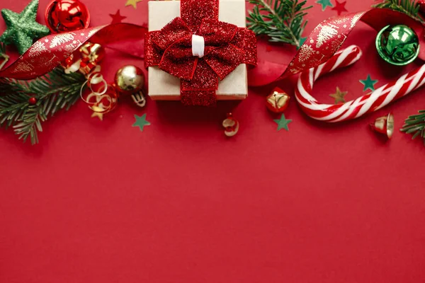 Μοντέρνο Χριστουγεννιάτικο Διαμέρισμα Κομψό Χριστουγεννιάτικο Δώρο Μπιχλιμπίδια Κλαδιά Ελάτης Κομφετί — Φωτογραφία Αρχείου