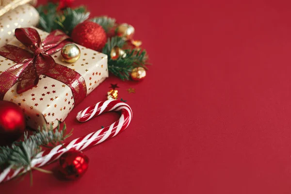 Moderne Weihnachtskomposition Stilvolles Weihnachtsgeschenk Geschenkpapier Tannenzweige Zuckerrohr Und Christbaumkugeln Auf — Stockfoto