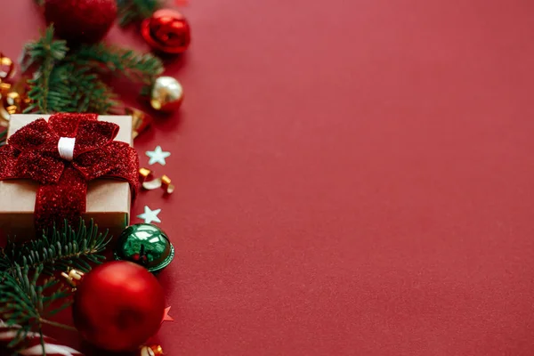 Composición Navideña Moderna Elegante Regalo Navidad Adornos Ramas Abeto Confeti — Foto de Stock