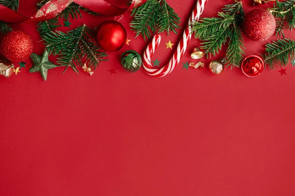 Deitado Plano Natal Moderno Bugigangas Natal Elegantes Ramos Abeto Confete — Fotografia de Stock