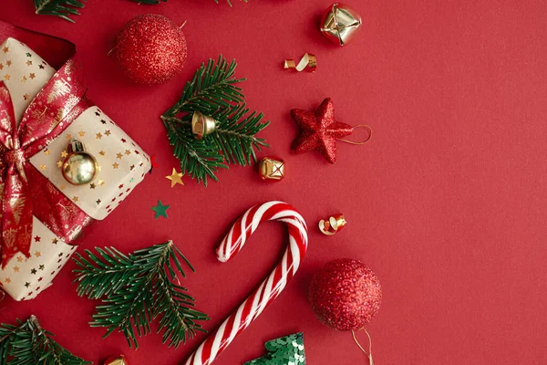 Moderne Weihnachtsplatten Lagen Bereit Stilvolles Weihnachtsgeschenk Tannenzweige Zuckerrohr Und Christbaumkugeln — Stockfoto