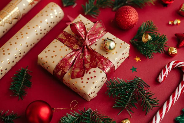 Nowoczesna Kompozycja Świąteczna Stylowy Prezent Świąteczny Papier Pakowania Gałązki Jodły — Zdjęcie stockowe