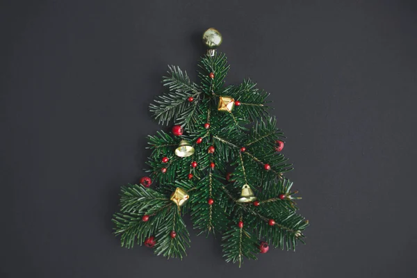 Boldog Karácsonyt Stílusos Karácsonyfa Fenyőágakból Vörös Bogyókból Arany Dísztárgyakból Fekete — Stock Fotó