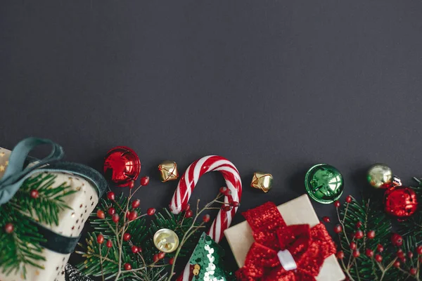 Moderne Weihnachtsplatten Lagen Bereit Stilvolle Weihnachtsgeschenke Baumzweige Zuckerrohr Festliche Dekorationen — Stockfoto