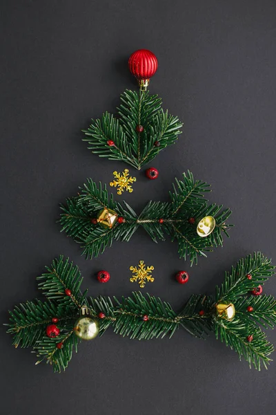 크리스마스 크리스마스 트리는 전나무 황금빛 나무로 만들어 바탕에 크리스마스 트리의 — 스톡 사진