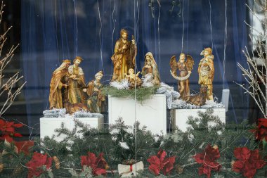 Doğum sahnesi. Aziz heykelcikleri ve bebek İsa 'nın olduğu kutsal gece sahnesi. Şehir caddesinde Noel dekoru. Avrupa 'da kış tatili. Mutlu Noeller.