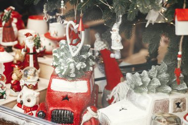 Şık Noel hediyeleri, ağaçlı araba, kar küresi, Noel Baba, kardan adam oyuncakları. Şehir caddesinde modern noel dekorasyonu. Avrupa 'da kış tatili. Mutlu Noeller.