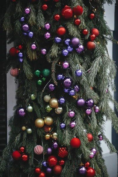古朴的圣诞冷杉枝条 外层有许多五彩缤纷的灌木 现代圣诞节装饰在城市街道上 欧洲寒假 圣诞快乐 — 图库照片