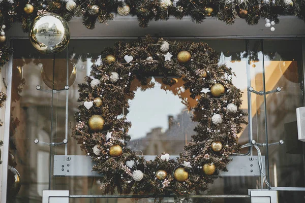 Stilvoller Weihnachtskranz Mit Silbernen Und Goldenen Kugeln Auf Der Fassade — Stockfoto