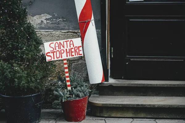 Stilvolle Große Zuckerstange Und Schild Weihnachtsmann Halten Hier Gebäude Außen — Stockfoto