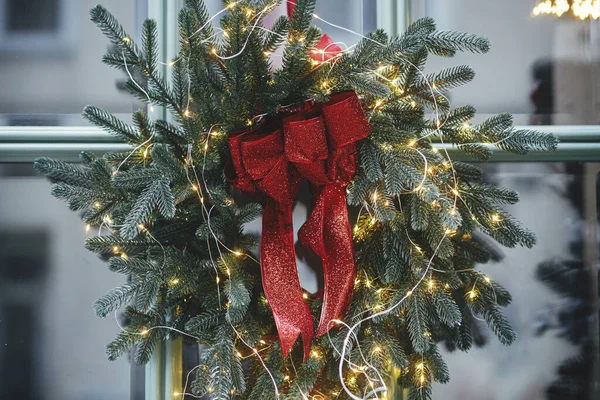 Κομψό Χριστουγεννιάτικο Στεφάνι Κόκκινο Φιόγκο Και Έλατο Κλαδιά Στολίδια Και — Φωτογραφία Αρχείου