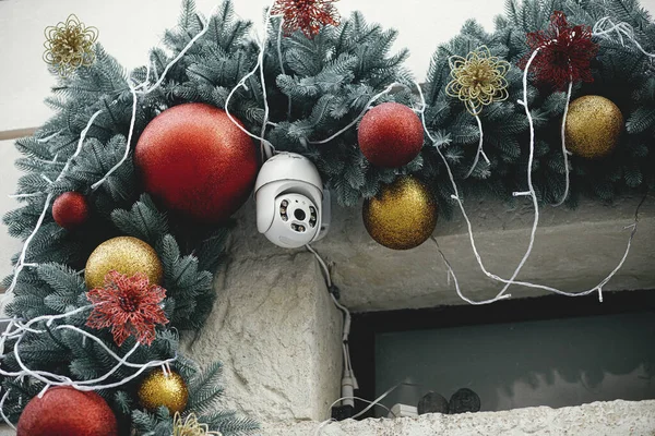 안전망 카메라와 크리스마스 외벽에 전나무 가지에 현대의 크리스마스 거리에 있습니다 — 스톡 사진