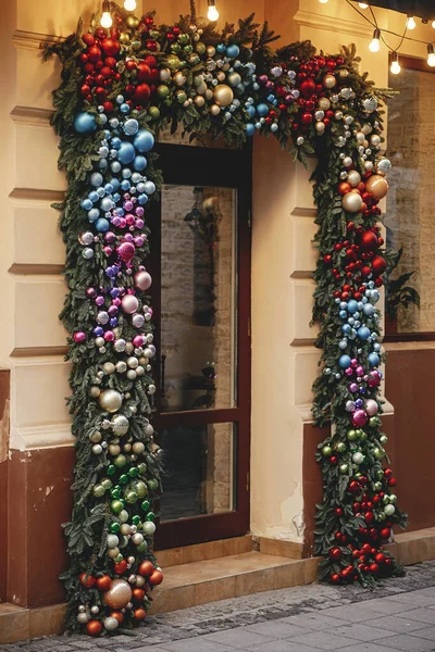 Κομψό Χριστουγεννιάτικο Έλατο Κλαδιά Πολλά Πολύχρωμα Μπιχλιμπίδια Στο Εξωτερικό Κτίριο — Φωτογραφία Αρχείου