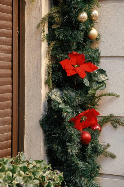 Şık Noel Köknar Dalları Dış Binalarda Takılar Noktalar Şehir Caddesinde — Stok fotoğraf