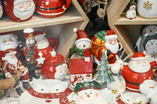 Şık Noel hediyeleri, Noel Baba, ren geyiği, kardan adam oyuncakları. Şehir caddesinde modern noel dekorasyonu. Avrupa 'da kış tatili. Mutlu Noeller.