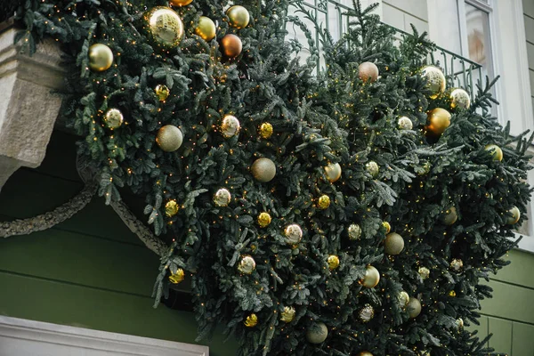 Stijlvolle Kerst Sparren Takken Met Groene Gouden Kerstballen Verlichting Aan — Stockfoto