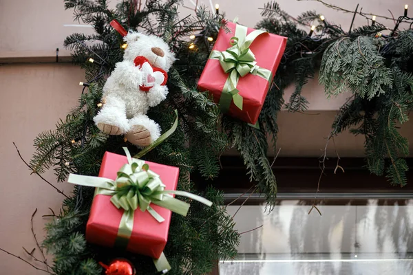 Elegante Natale Regali Rossi Verdi Rami Abete Sulla Costruzione Esterna — Foto Stock