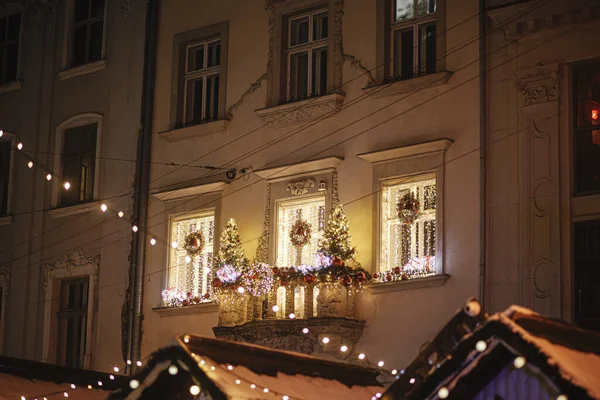 Luzes Festivas Natal Elegantes Árvores Decoração Grinalda Varanda Noite Decoração — Fotografia de Stock