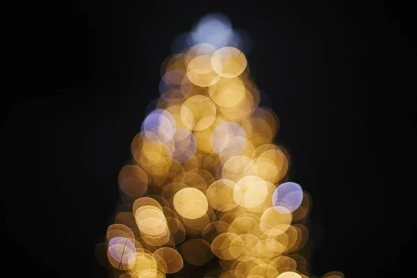 Bulanık Noel Ağacı Akşam Karanlığında Altın Renkli Şenlik Işıkları Soyut — Stok fotoğraf