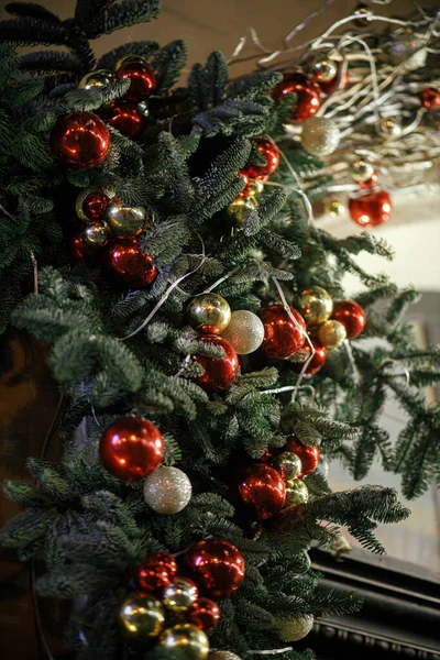 Stijlvolle Kersttakken Met Kerstballen Feestelijke Verlichting Aan Buitenkant Van Het — Stockfoto