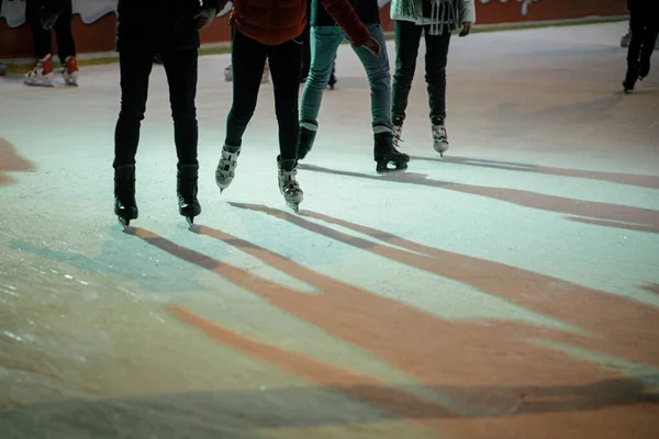 アイススケートのスケートリンク スケートを閉じます 夕方には町の広場でスケートをしたり アイススケーターと足を組んで眺めたりしています ヨーロッパでの大気中の冬の休日 ハッピー ホリデー — ストック写真