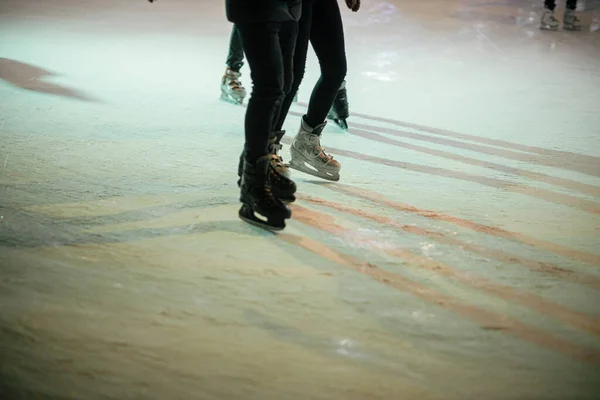アイススケートのスケートリンク スケートを閉じます 夕方には町の広場でスケートをしたり アイススケーターと足を組んで眺めたりしています ヨーロッパでの大気中の冬の休日 ハッピー ホリデー — ストック写真