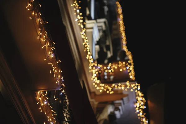 Stylová Vánoční Slavnostní Světla Stavbu Exteriéru Večerních Hodinách Moderní Vánoční — Stock fotografie