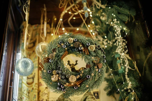 夜にはお祝いの赤ちゃんやライトとスタイリッシュなクリスマスの花輪 街の通りで近代的なクリスマスの装飾 ヨーロッパでの大気中の冬の休日 メリークリスマス — ストック写真