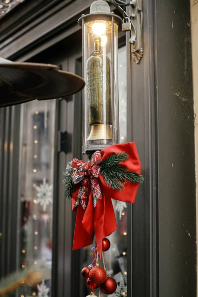 Stilvolle Weihnachtsschleife Mit Kugeln Und Schleife Auf Kreative Laterne Gebäude — Stockfoto