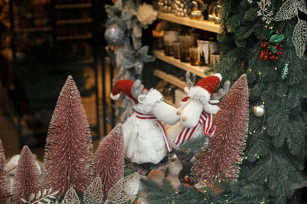 Stijlvolle Kerst Roze Bomen Takken Met Kerstballen Rendieren Speelgoed Winkel — Stockfoto
