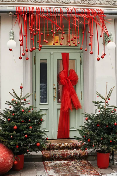 Κομψό Μεγάλο Χριστουγεννιάτικο Φιόγκο Πράσινες Πόρτες Κόκκινα Μπιχλιμπίδια Και Έλατο — Φωτογραφία Αρχείου