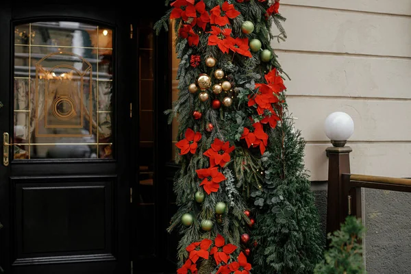 外観を構築する上での泡とポインセチアとスタイリッシュなクリスマスモミの枝 街の通り クリスマススターの花の近代的なクリスマスの装飾 ヨーロッパでの冬の休暇 メリークリスマス — ストック写真
