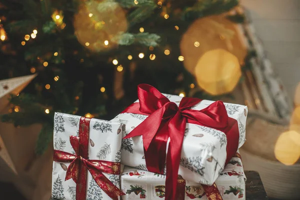 Vrolijk Kerstfeest Fijne Feestdagen Stijlvolle Kerstcadeaus Bij Kerstboom Met Gouden — Stockfoto