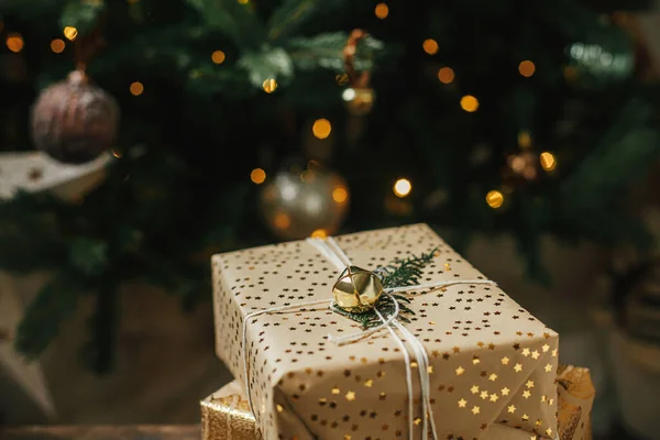 Feliz Natal Presentes Natal Elegantes Árvore Natal Com Luzes Douradas — Fotografia de Stock