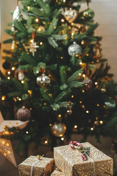 Stylové Vánoční Dárky Vánoční Stromeček Zlatými Světly Zabalené Vánoční Dárky — Stock fotografie