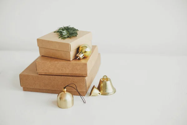 Élégantes Boîtes Cadeaux Éco Noël Sur Table Blanche Simple Artisanat — Photo