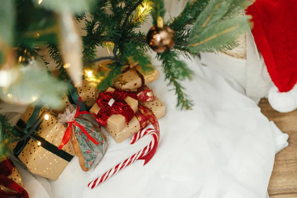 Stylové Vánoční Dárky Pod Vánoční Stromeček Zlatými Světly Zabalené Vánoční — Stock fotografie