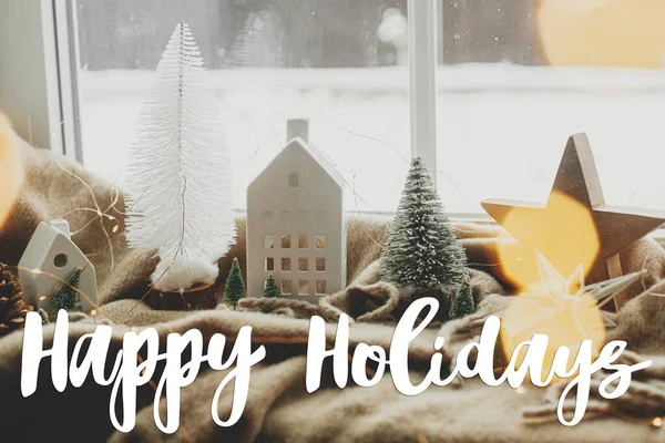 スタイリッシュなクリスマスツリー ライト 小さな家や窓の居心地の良い毛布の上に木製の星に幸せな休日のテキストサイン シーズンのグリーティングカード 冬の巨大な家 — ストック写真