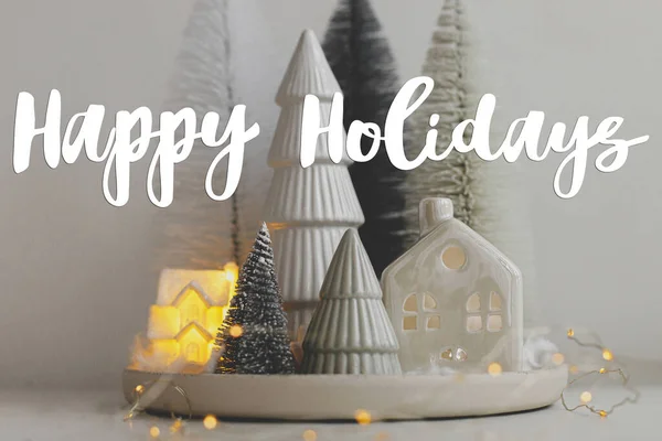 Happy Holidays Tekst Stijlvolle Kleine Kerstbomen Huis Witte Tafel Wenskaart — Stockfoto