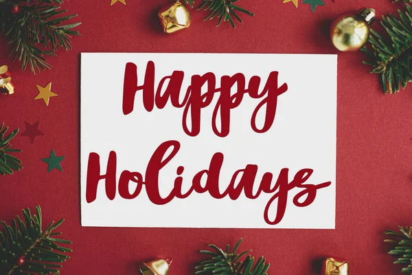 幸せな休日カード上のテキスト記号 クリスマスの泡 モミの枝と赤い背景フラットレイアウト上のコンフェッティ シーズンのグリーティングカード クリスマスポストカード — ストック写真
