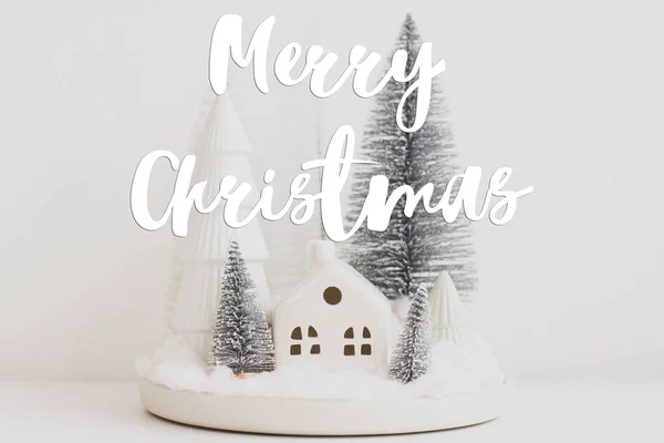 Boldog Karácsonyt Szöveg Elegáns Kis Karácsonyfák Ház Fehér Asztalon Szezon Jogdíjmentes Stock Fotók