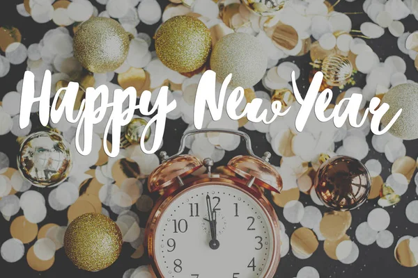 Feliz Ano Novo Sinal Texto Relógio Retro Elegante Bugigangas Glitter — Fotografia de Stock