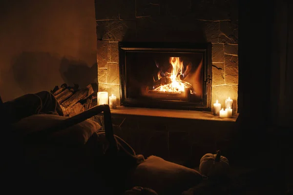 在漆黑的夜房里 舒适地燃烧着壁炉和蜡烛 在房子里生火 家庭炉边的大气时间 — 图库照片