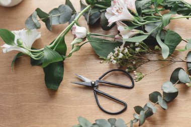 Ahşap arka planda güzel taze çiçekler ve makas, çiçek aranjmanı. Bahar modern buket. Manuka, alstroemeria, eustoma, okaliptüs tahta pencere pervazında. Huysuz resim